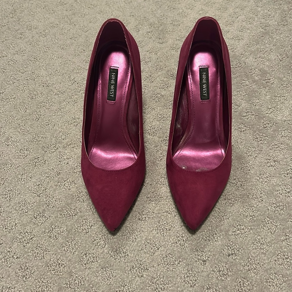 Beautiful Fuchsia Nine West pumps with sequin colorful heel